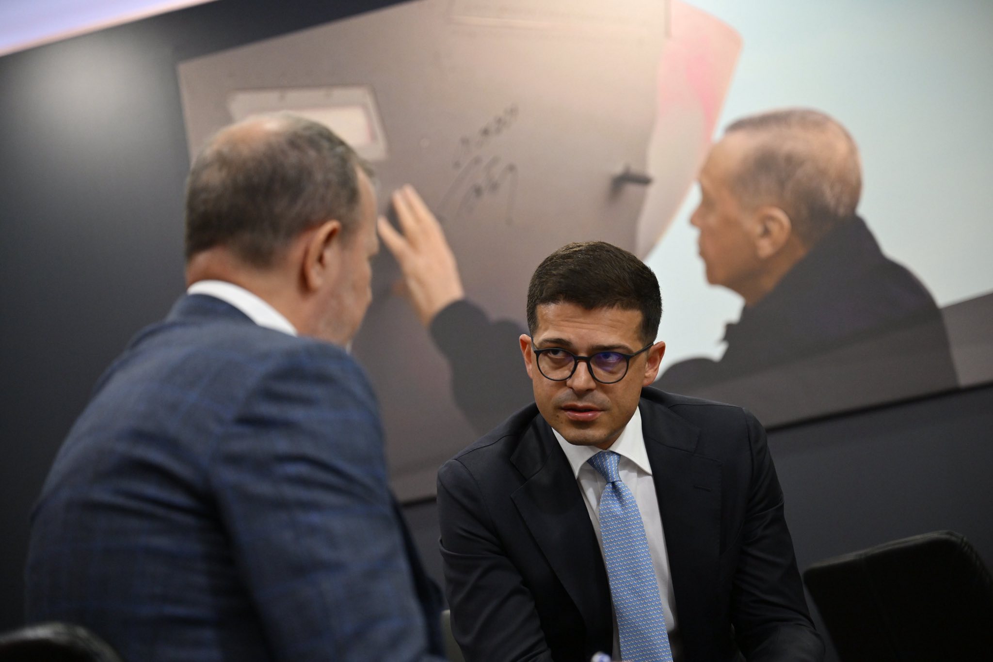 Shqipëria, një këmbë te Izraeli e tjetrën te Turqia