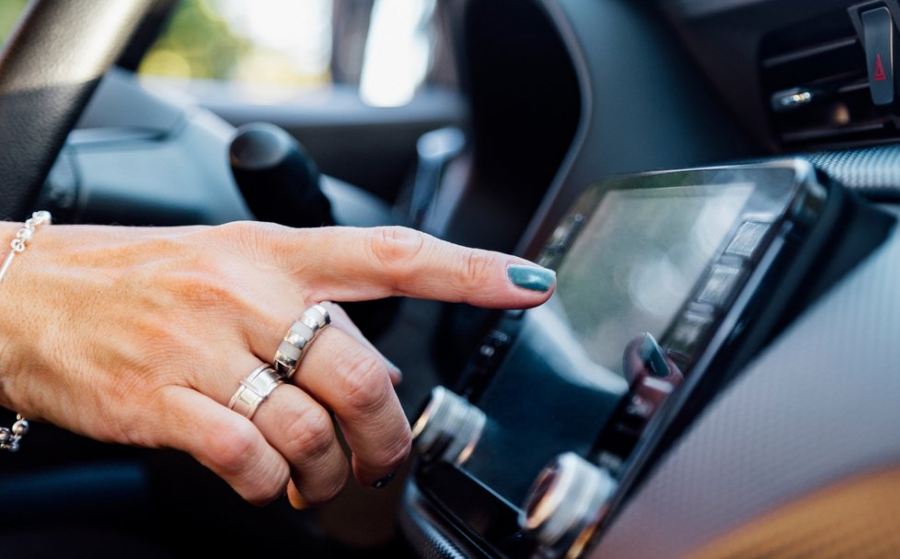 Si muzika në makinë ndihmon të shkarkosh stresin e përditshëm