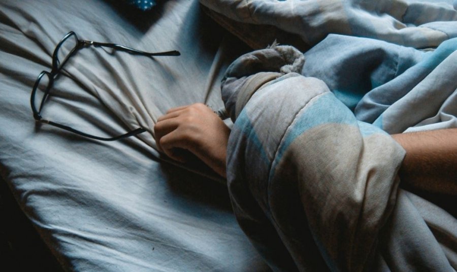 Si ndikon vapa te gjumi? Ja disa këshilla për të fjetur sa më mirë gjatë verës