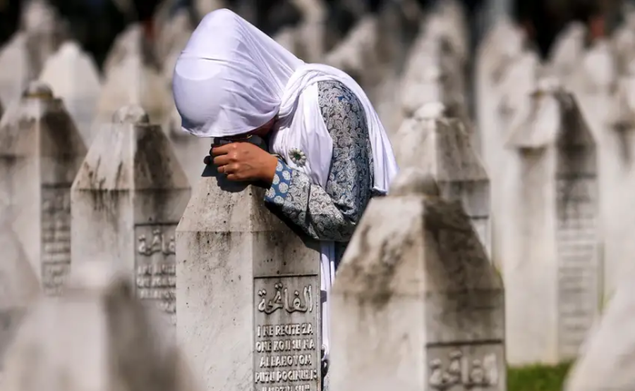 Si paraqitet gjenocidi në Srebrenicë në librat në Serbi?