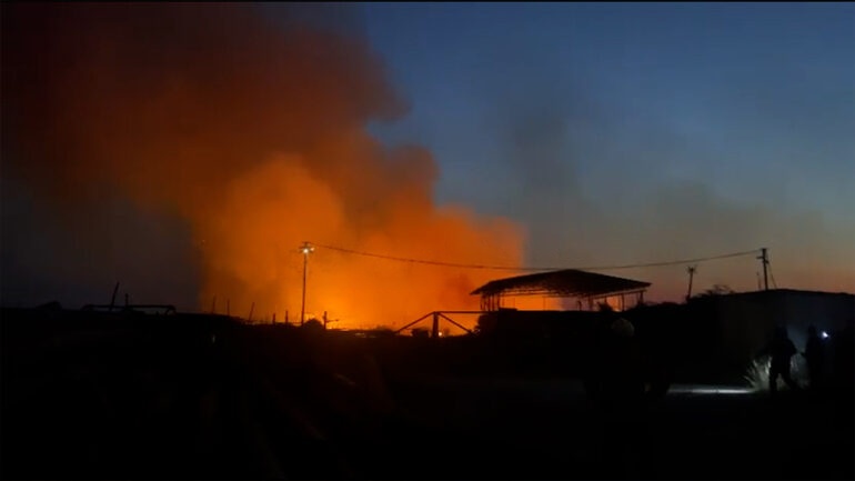 Situata alarmante me zjarrin në Drenovë/ Flakët po përhapen me shpejtësi drejt një pusi nafte e nënstacioni elektrik