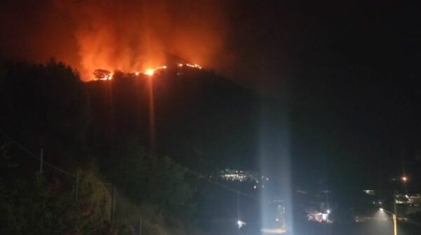 Situata del jashtë kontrollit edhe në Piqeras, zjarri përparon drejt banesave dhe bizneseve në zonë