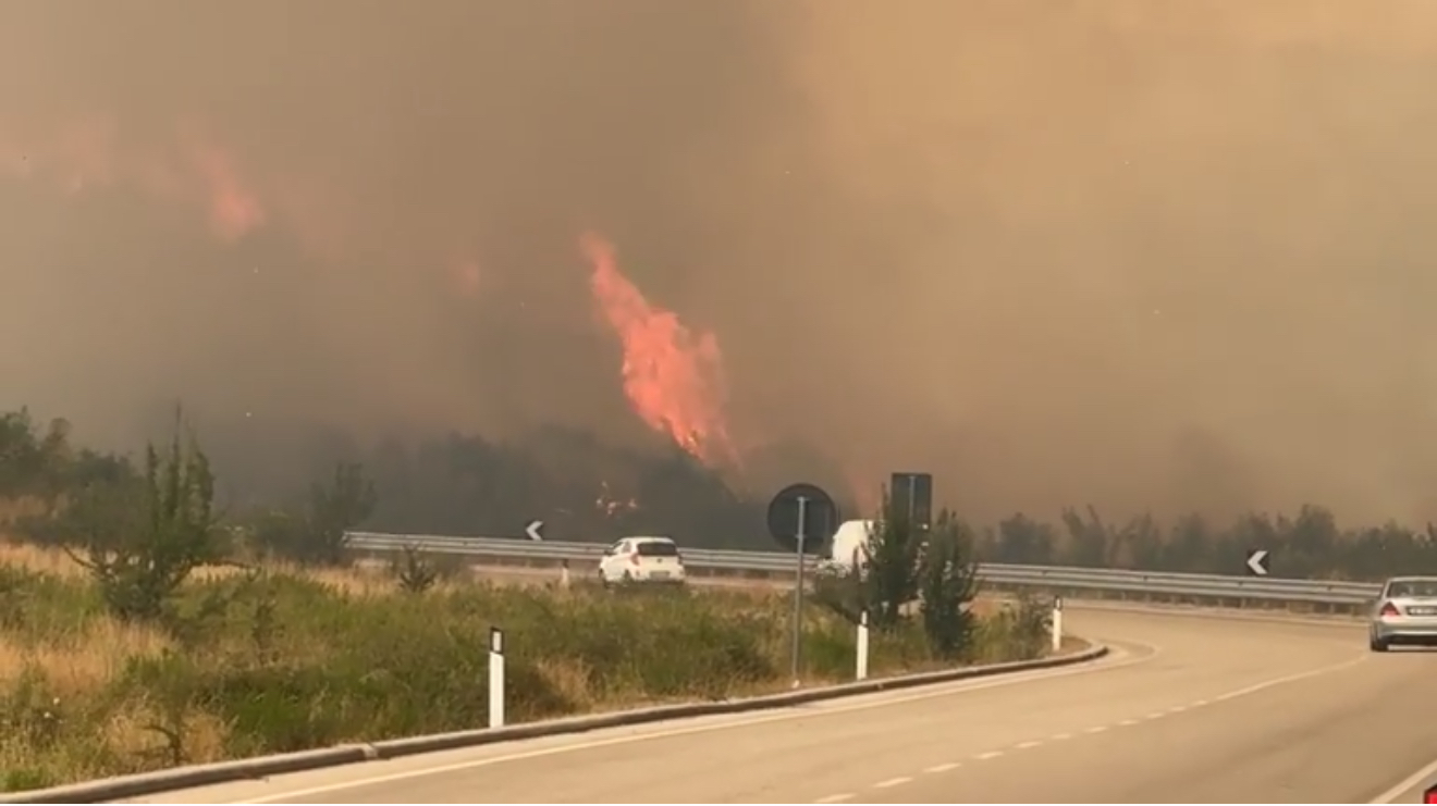 SITUATË ALARMANTE NË DELVINË – ZJARRET DETYROJNË EVAKUIMIN E BANORËVE