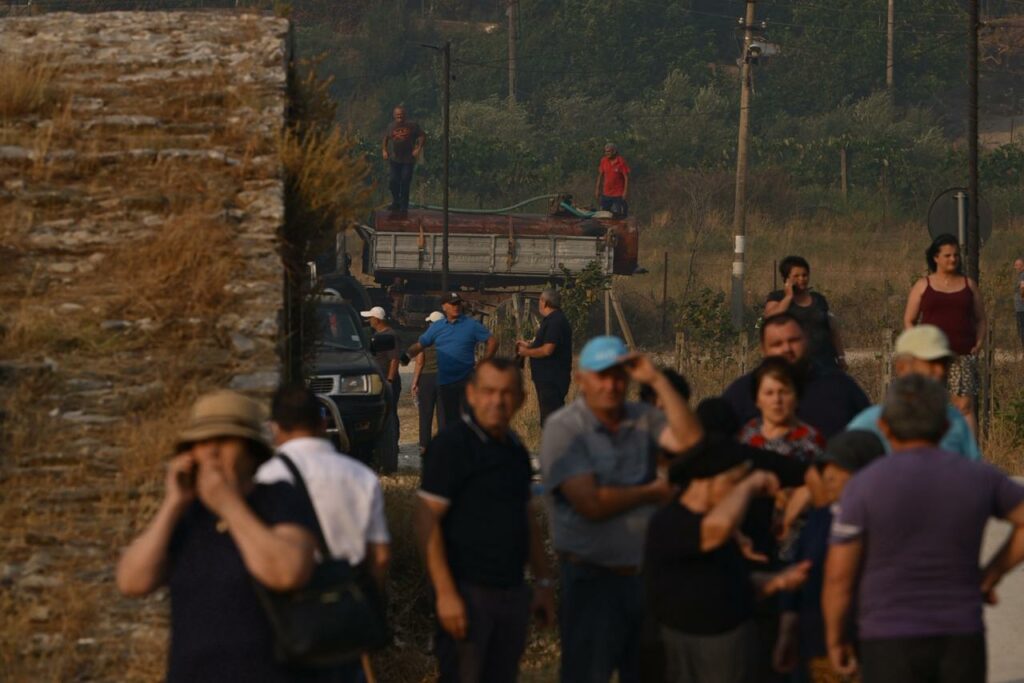 Situatë kritike në Kalasë të Delvinës, zjarri përhapet pranë zonës së banuar
