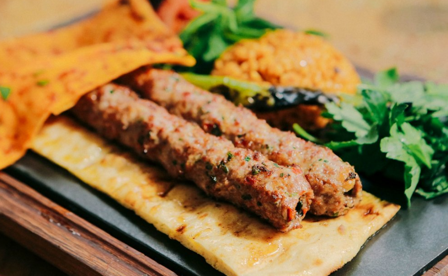 Skandal ushqimor në Turqi/ Dyqani qebapëve mbyllet pasi helmoi 950 klientët