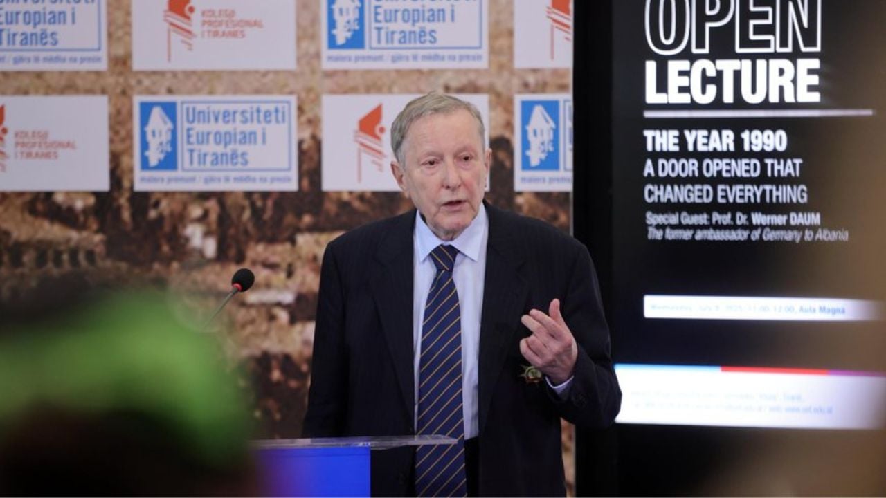 “S’më shqitet nga sytë buzëqeshja e tij mbrëmë kur u ndamë”/ Pedagogu që shoqëroi ish-ambasadorin gjerman në Shqipëri tregon momentet e tij të fundit: Ngjante si një engjëll i gëzuar