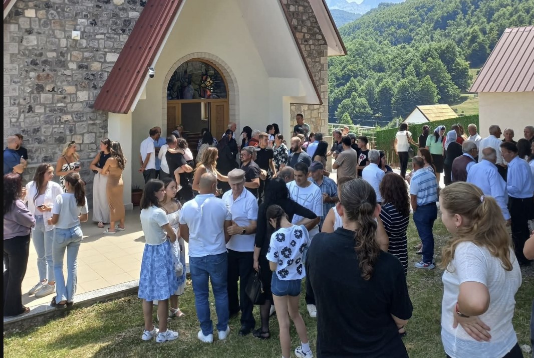 Sot në Kelmend tek kisha në Qafe të Predelecit, besimtarët e mbledhur në festën e Sh’ne Prenës!