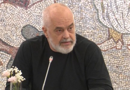 S’paguan gjobë ai që../ Rama: Asnjë lavazh mes lagjeve të lajë makinat në trotuare