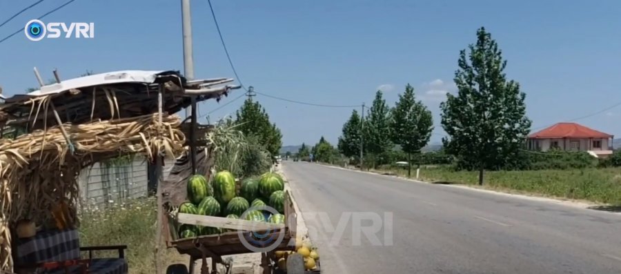SYRI TV/ Berat, bujqësia në kufijtë e mbijetesës, fermerët e 6 fshatrave shesin në rrugë