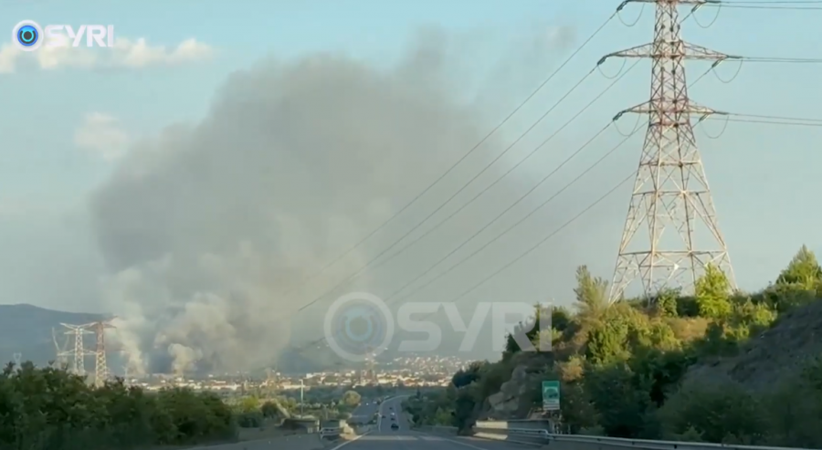 SYRI TV/ Elbasan, zjarr masiv në fushën e mbetjeve, flakët disa orë aktive pranë inceneratorit