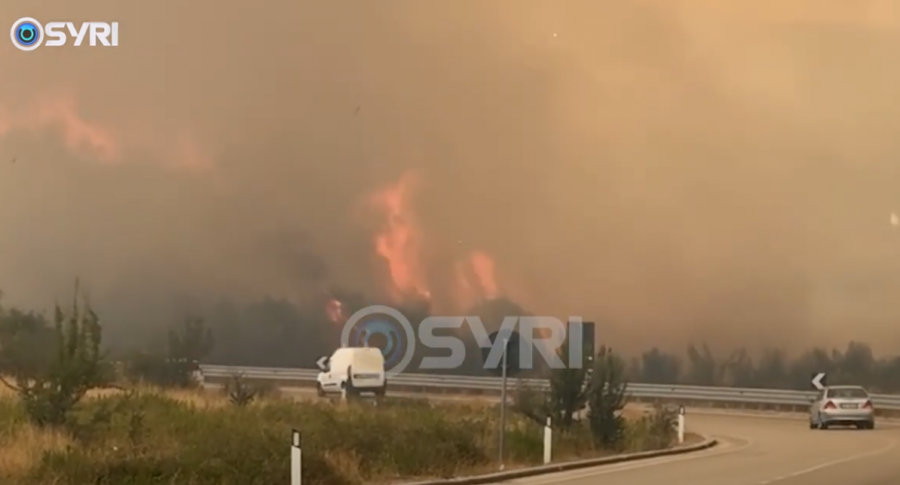 SYRI TV/ Flakët e zjarrit dalin jashtë kontrollit në Delvinë, evakuohen tre fshatra