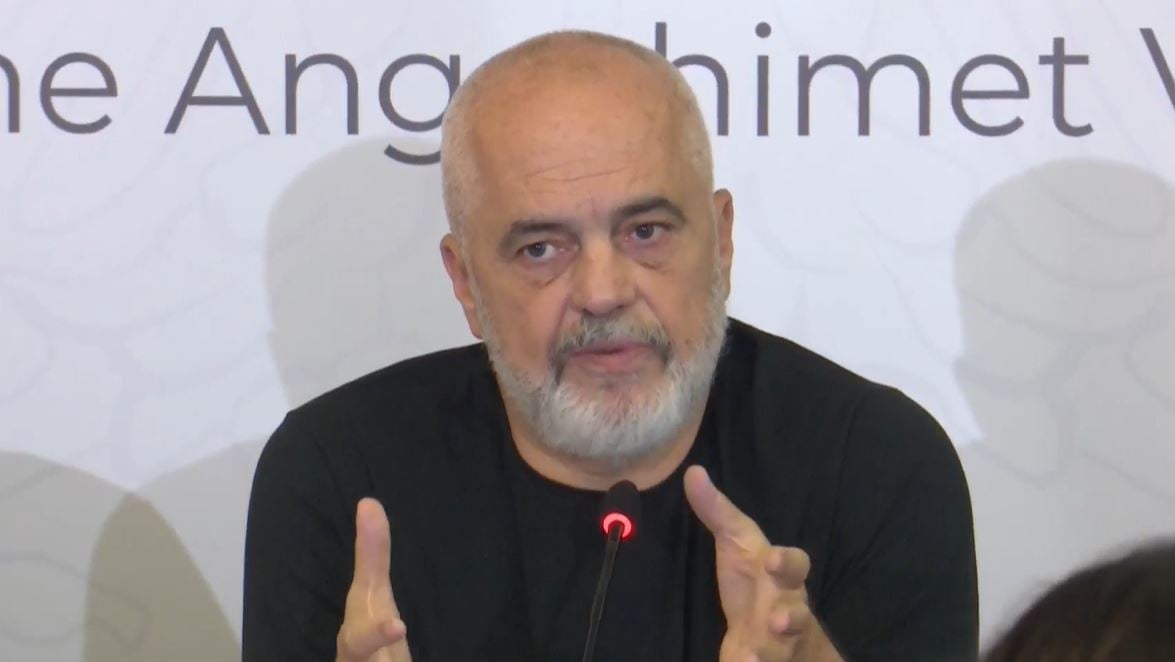 Takimi me kryetarët e bashkive në vend, Rama vlerëson vetëm një prej tyre: Duhet të merrni shembull!