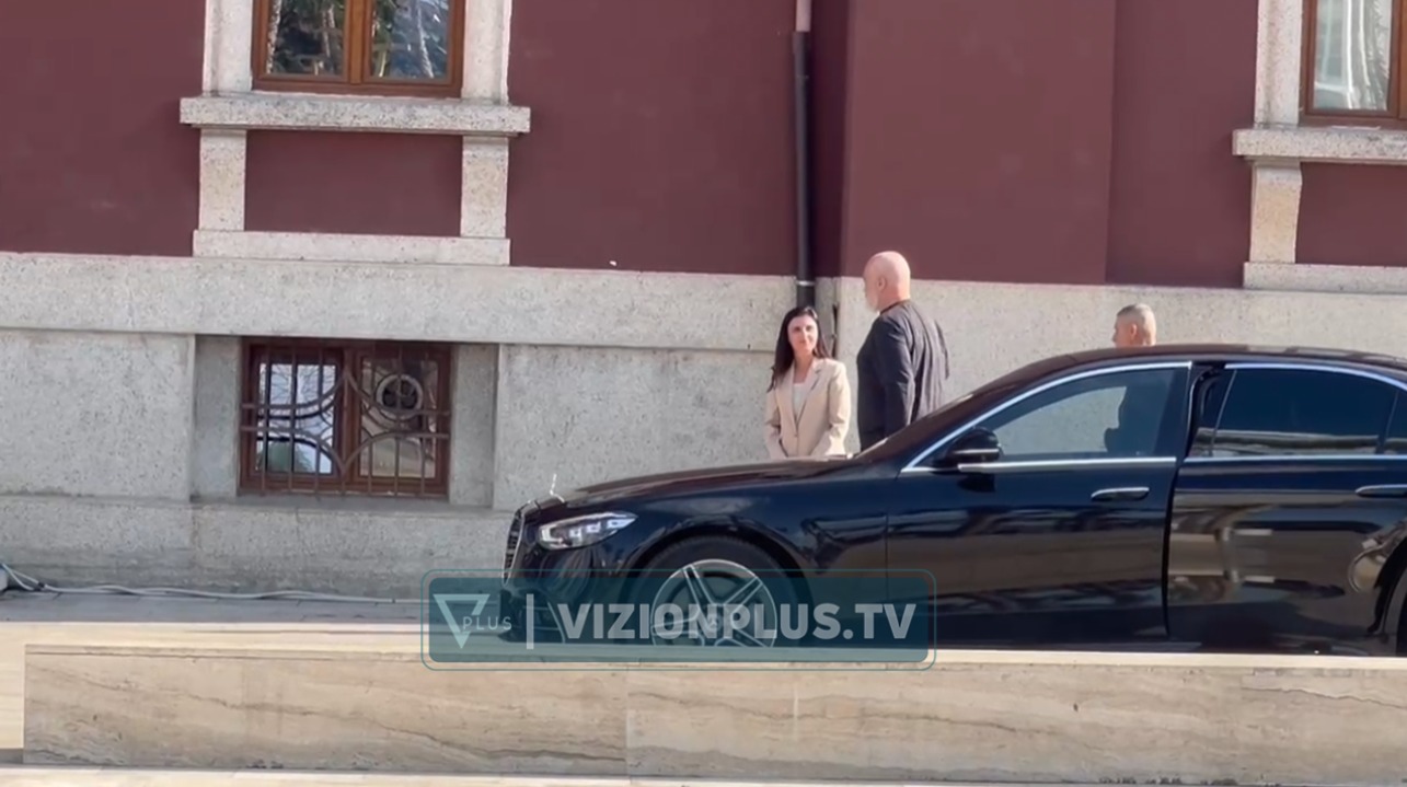 Takimi në Bashkinë e Durrësit, Rama u kërkon drejtuesve të japin dorëheqjen, ultimatum edhe ish-kandidatëve dhe deputetëve