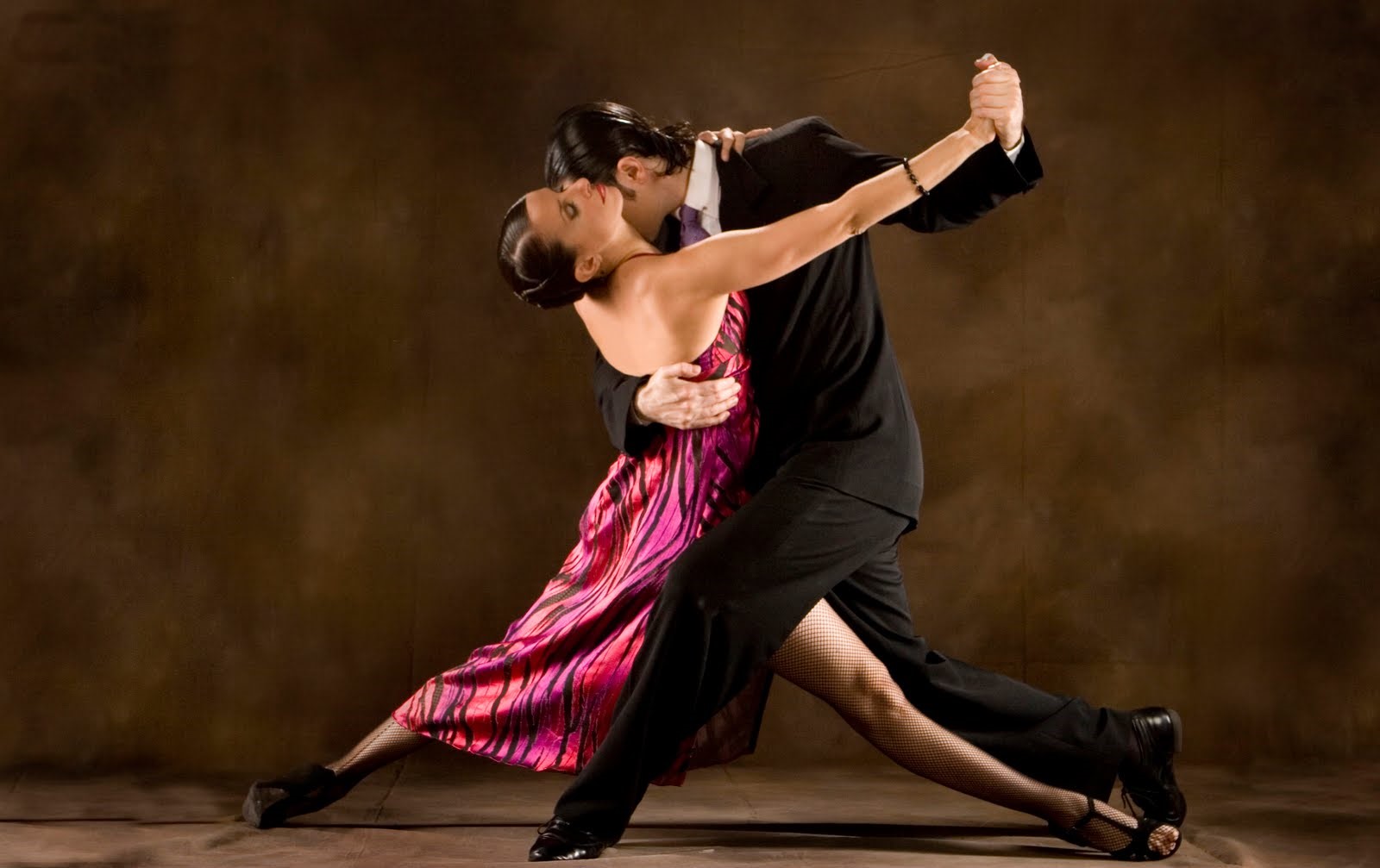 Tango si valle kulmore/ Përqafim intim, pasion, lidhje shpirtërore
