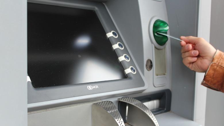 Tarifat që marrin bankat nga bankomatet në Sarandë/ Komisioni i konkurrencës i kërkon ndërhyrje BSH-së