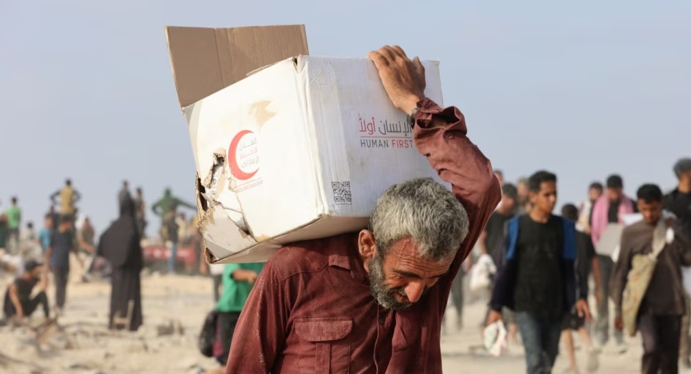 Të paktën 25 të vrarë nga sulmet izraelite në Gazë, disa po merrnin ndihma