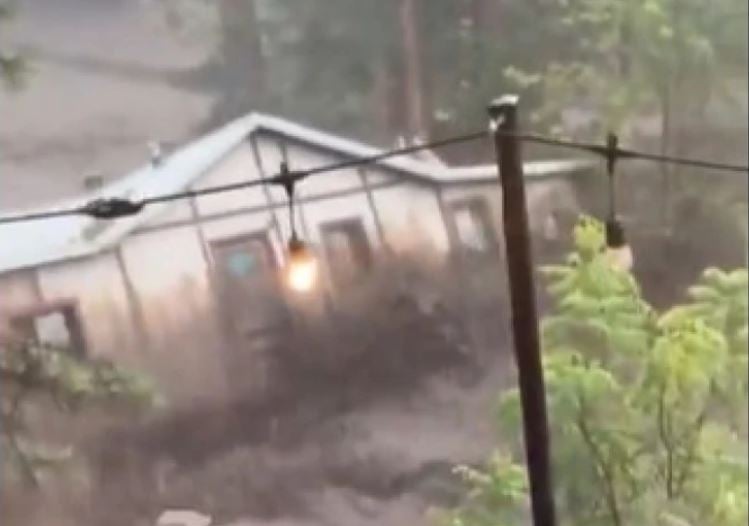 Të paktën 3 të vdekur nga përmbytjet në New Mexico, dhjetëra të bllokuar nëpër shtëpi dhe makina