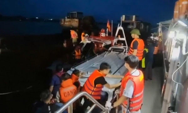 Të paktën 37 të vdekur nga përmbysja e një varke turistike në Vietnam