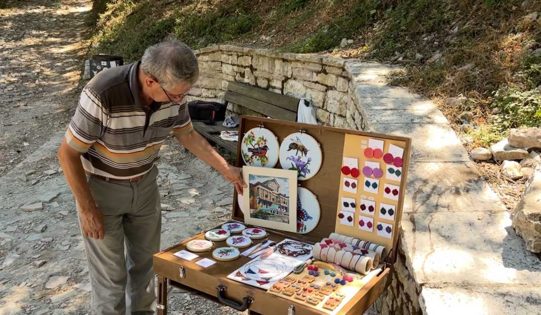 Të pikturosh me gjilpërën e artistit, Jani Barxo sjell copëza të natyrës me qëndisje