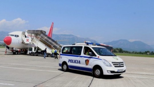 Të shpallur në kërkim ndërkombëtar, dy shqiptarë ekstradohen nga Greqia dhe Franca