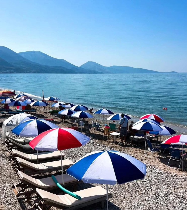 Të tjera hapësira publike të liruara në plazhet në jug të vendit, vendosen çadrat falas për pushuesit në Qeparo