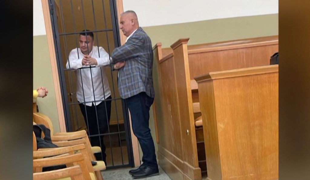 Telefoni i Laert Haxhiut “ha koka”/ Pas hetimeve pushohen nga puna drejtori i burgut të Drenovës dhe shefi i policisë