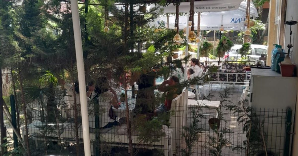 ‘Tokë e xanun’ përballë Hotel ETER në Golem/ Banori denoncon: S’dal dot në ballkon, lokali më ka ardhur te dritarja