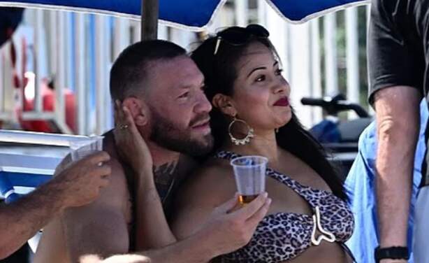 Tradhti apo liri? Conor McGregor fotografuar me një tjetër grua