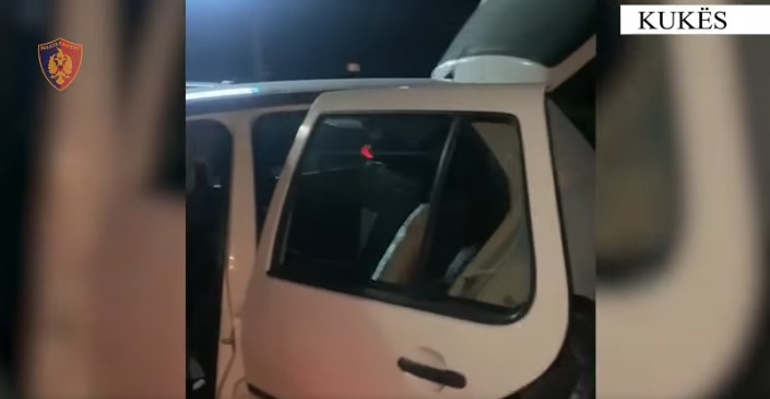 Trafikonin armë nga Kosova në Shqipëri, arrestohen 2 persona, sekuestrohen 8 pistoleta