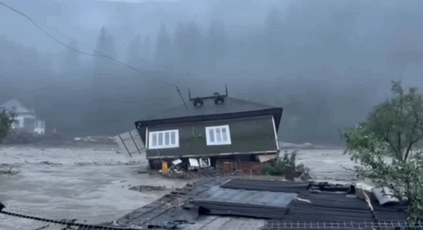 Tragjedi në Ballkan/ Përmbytjet marrin jetë, evakuohen qindra banorë, lumenj në nivele rekord dhe ura të shembura!