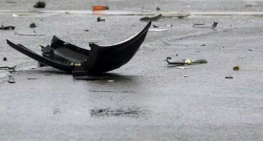 Tragjike në Kosovë/ Automjeti përplaset me një shtyllë betoni, ndërron jetë 15-vjeçari, plagosen dy të mitur të tjerë