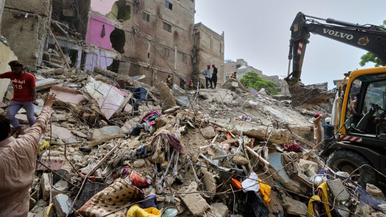 Tragjike në Pakistan! Ndërtesa shumëkatëshe shembet dhe zë poshtë dhjetëra banorë, deri tani 16 viktima