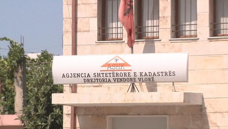 Tre oficerë të Policisë Gjyqësore ‘zbarkojnë’ në Kadastrën e Vlorës, hetojnë shitjen e shumëfishtë të disa apartamenteve në një pallat