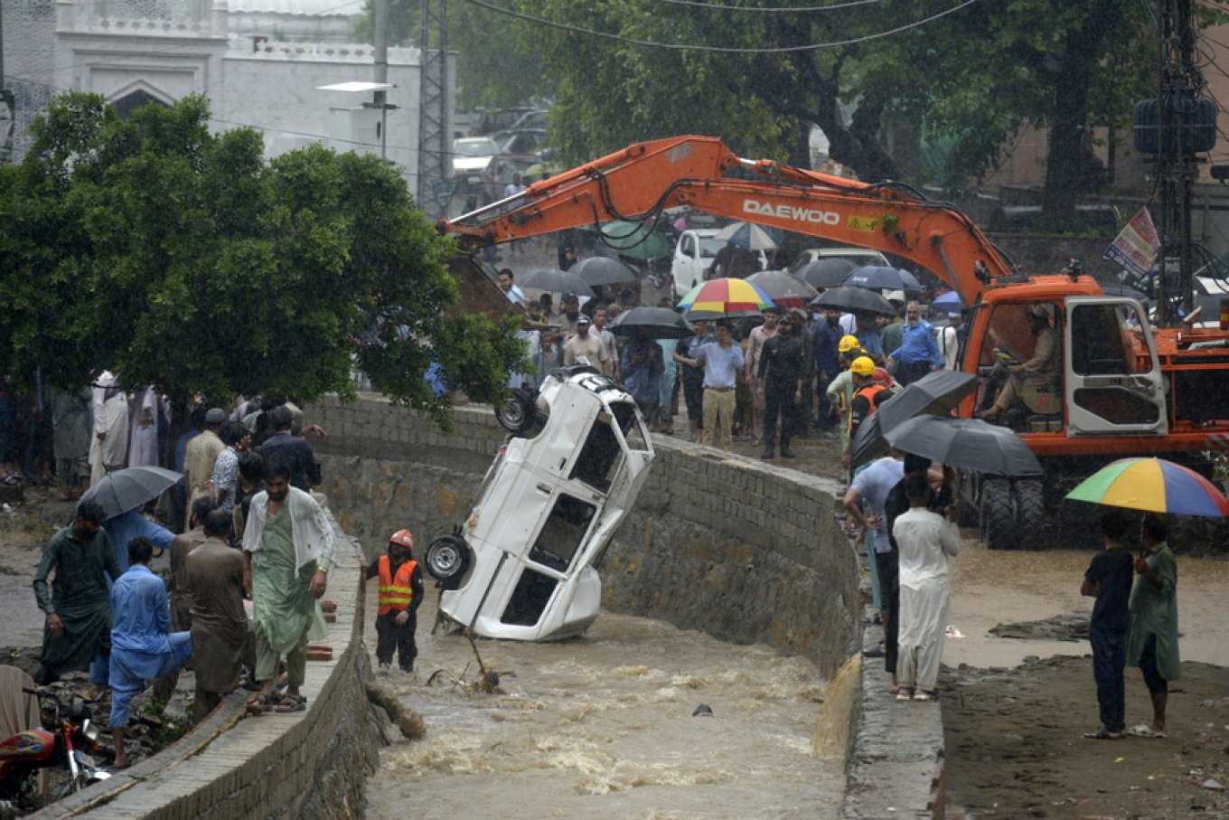 Tre të vdekur, 15 të zhdukur pas rrëshqitjeve të dheut në Pakistan, shumë prej viktimave turistë