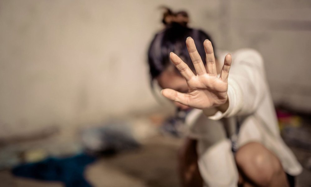 Tronditëse/ Njerku ngacmon seksualisht vajzën e partneres, e mitura e denoncon në polici