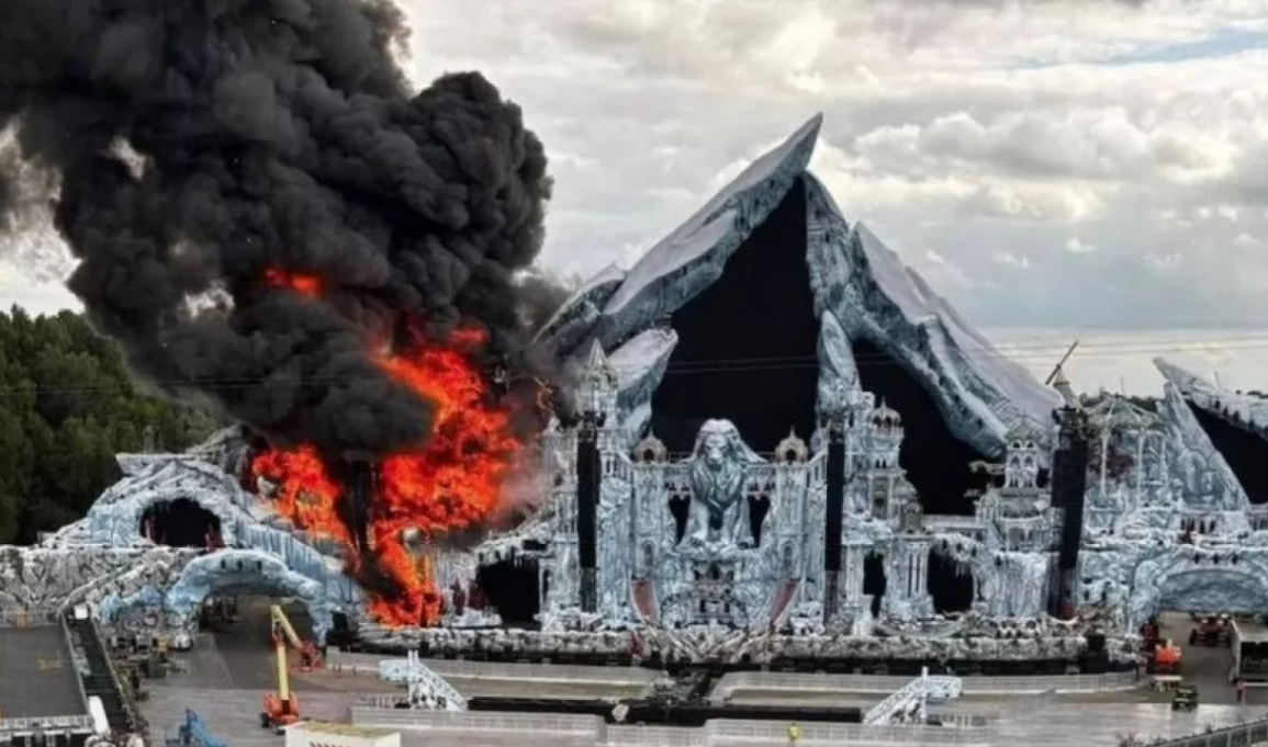 Tronditëse, skena gjigante e Tomorrowland përfshihet nga flakët