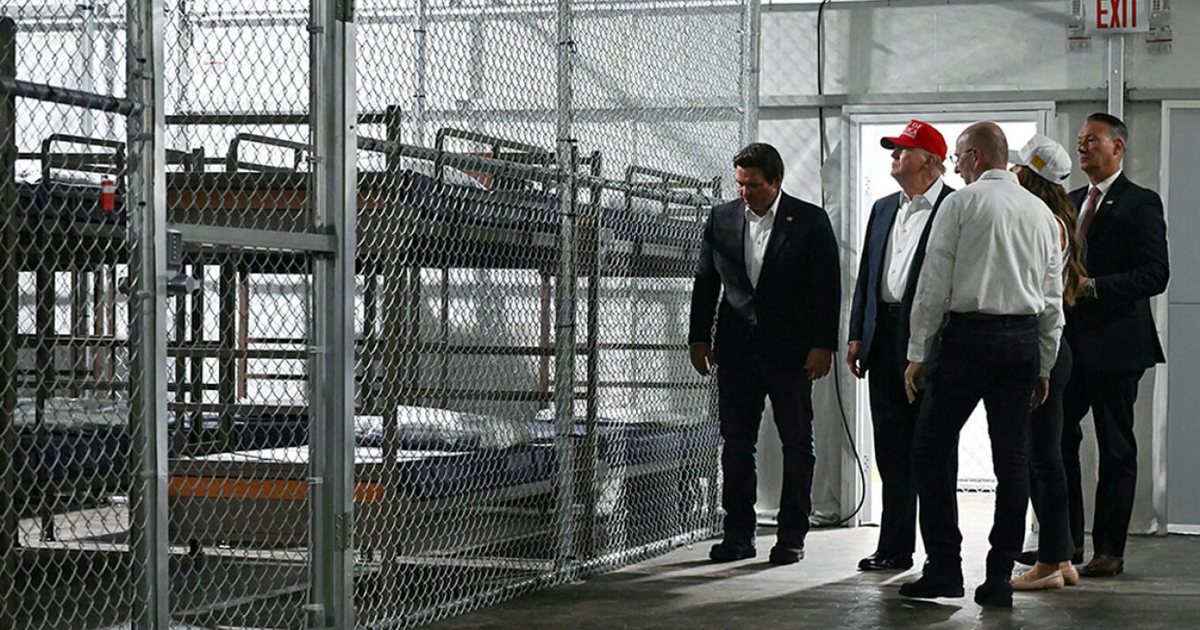 Trump inaguron “alcatrazin me aligatorë”, bën shaka me emigrantët: Do t’i mësojmë të ikin, jo me vrap, por zigzag!