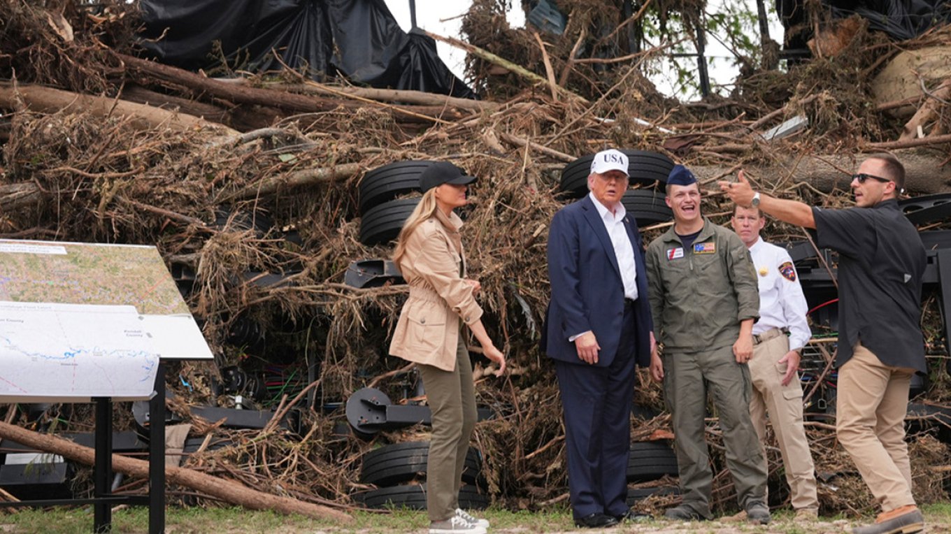 Trump viziton Teksasin një javë pas përmbytjeve vdekjeprurëse