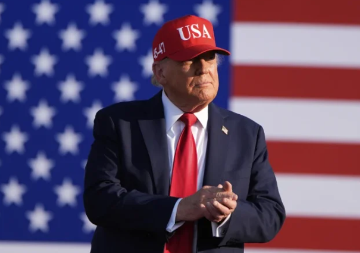 Trump viziton Teksasin pas përmbytjeve tragjike