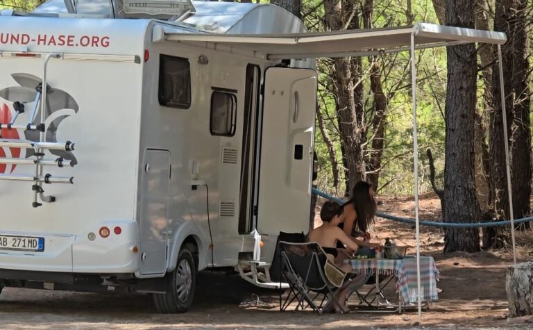 Turizmi me kamper, trendi i ri që mbush Vlorën