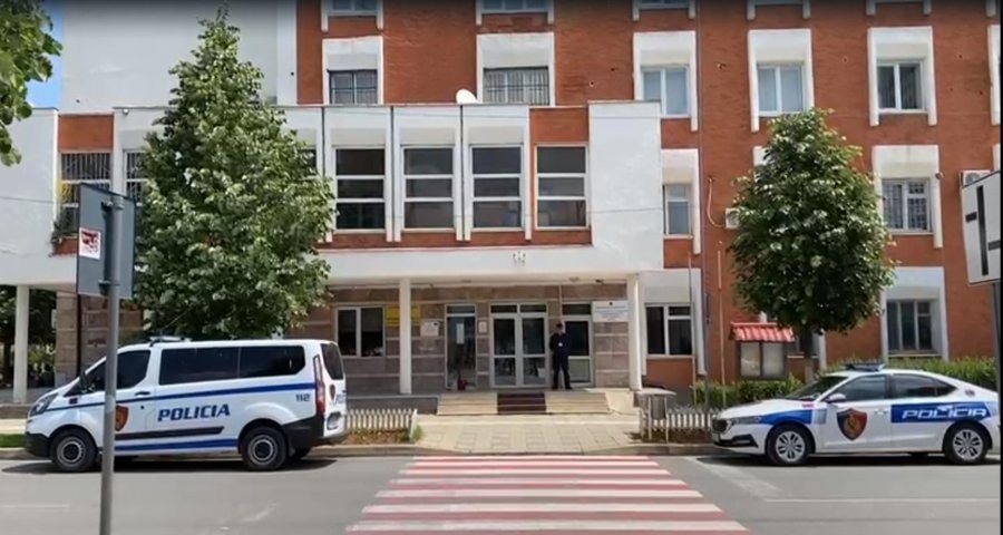 U kapën me 8 armë zjarri në bagazhin e makinës, Gjykata e Kukësit lë në burg Shkëlqim Qenaj dhe Avdulla Mallaki