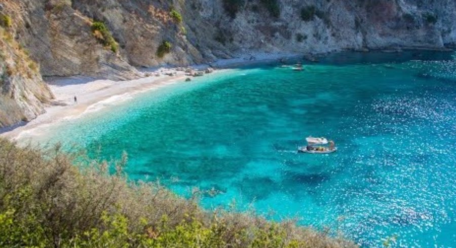 U rrëzua nga shkëmbi, humb jetën turistja holandeze në Himarë