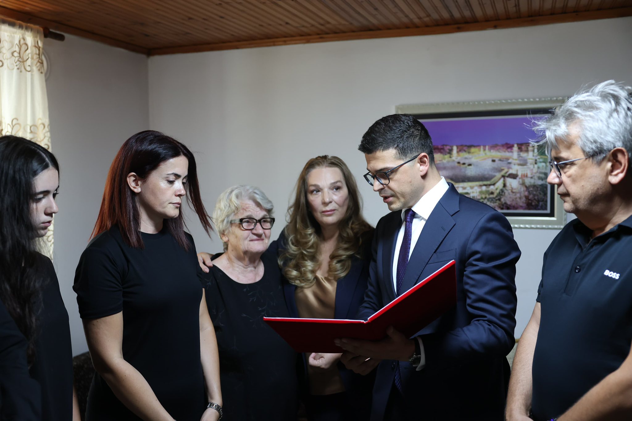 U shpall “Dëshmor i Atdheut” pas aktit heroik në Shkodër, ministri Vengu i dorëzon titullin familjes se Arben Anamalit