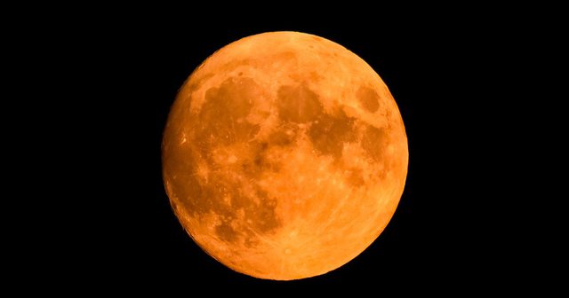 Ujë në Hënë? Studimi: Sateliti i Tokës mund t’i ndihmojë njerëzit të jetojnë atje