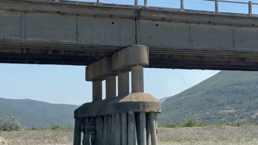 Ura e Milotit mbyllet përfundimisht/ Rreziku nga shembja paralizon qarkullimin, mungon plani i ndërhyrjes