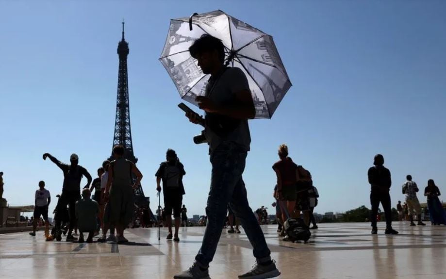 Vapa përvëluese mbyll kullën Eiffel në Francë, treni Paris-Milano pezullohet për shkak të…stuhive