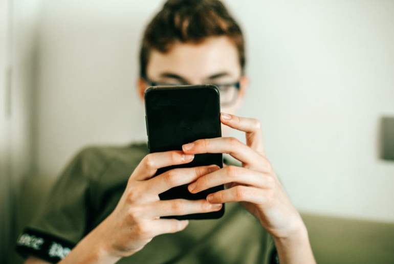 Varësia nga ekranet po nxit ankth dhe probleme gjumi