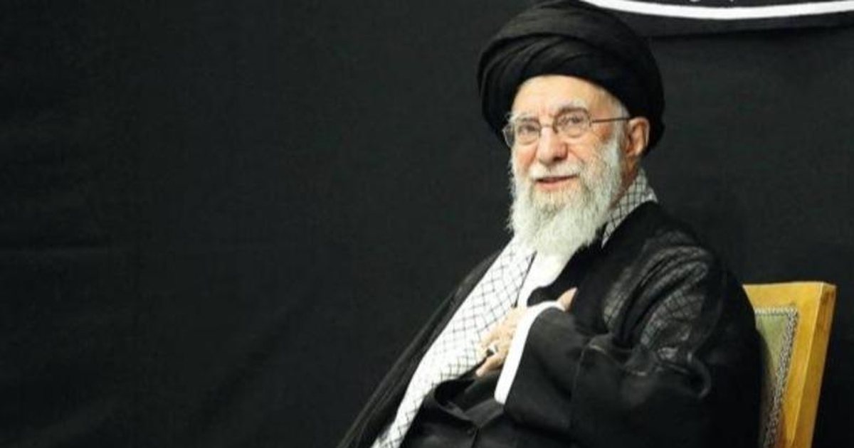 VD- Udhëheqësi i Iranit bën daljen e parë publike pas luftës 12-ditore me Izraelin, pritet me brohoritje