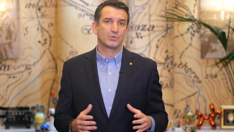 Veliajt i komunikohen akuzat në qeli, kryebashkiaku dhe bashkëshortja e tij Ajola Xoxa merren të pandehur