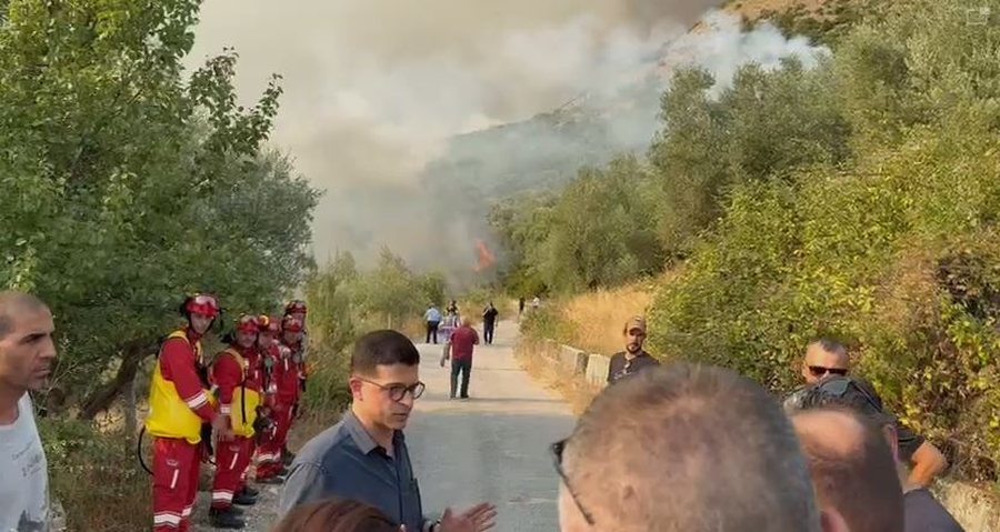 Vengu në Delvinë, efektivë të FA, zjarrfikës dhe helikopterë në vendngjarje për shuarjen e zjarreve